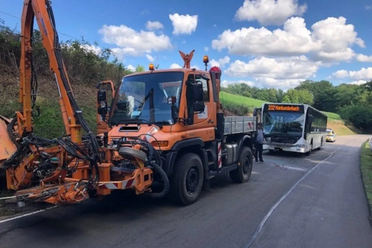 Wiesbach – Zusammenstoß zwischen Mähfahrzeug und Linienbus