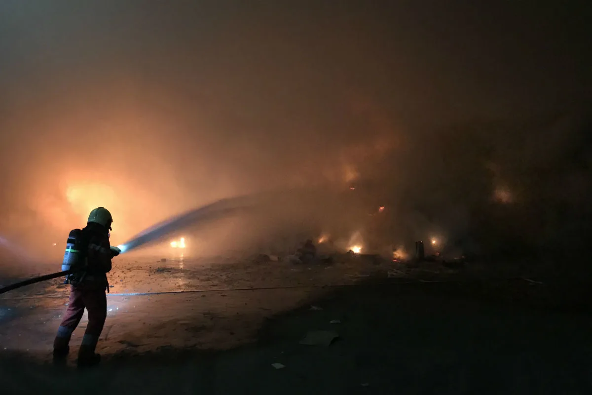 Wallisellen ZH -  Brand in Recyclinganlage löst Grossaufgebot aus - Strasse gesperrt