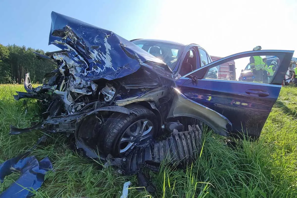Berndorf - Überschlag nach Frontalcrash