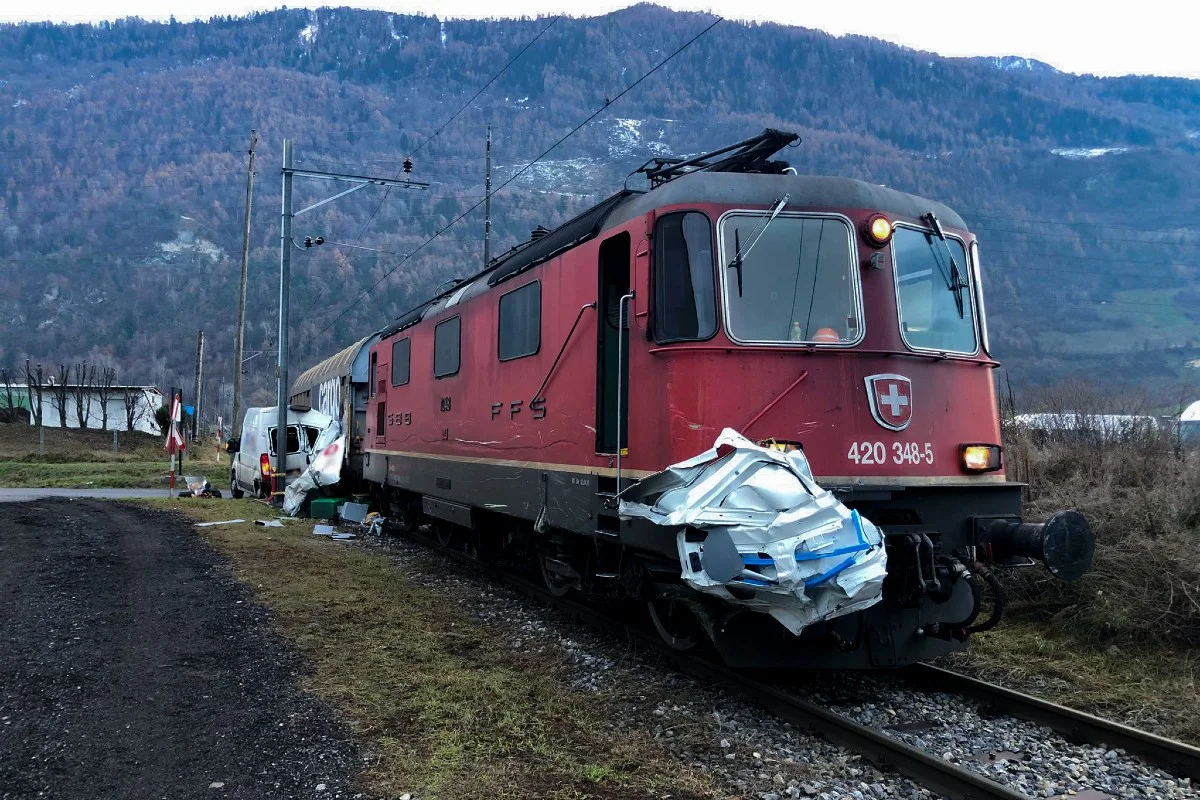 Spektakulärer Unfall in Vétroz VS - Lieferwagen wird von Zug erfasst und zerstört