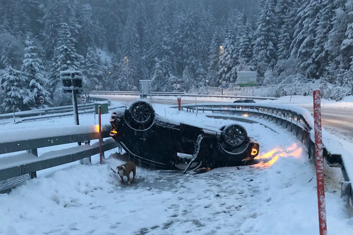Andeer GR - 31-Jähriger verliert Kontrolle über Auto auf schneebedeckter Fahrbahn