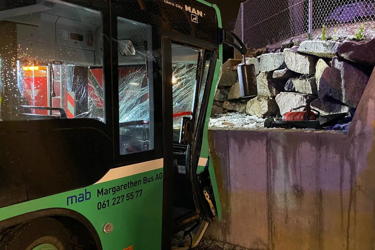 Bettingen BS – Bus mit einer Wand kollidiert