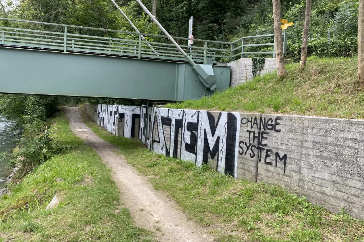 Bremgarten AG -  Stützmauer versprayt - Täterschaft unbekannt