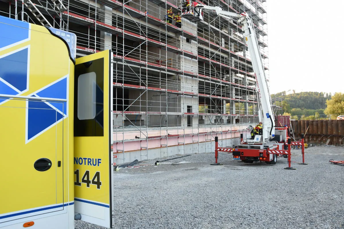 Oberbüren SG - Arbeiter stürzt aus über acht Metern Höhe