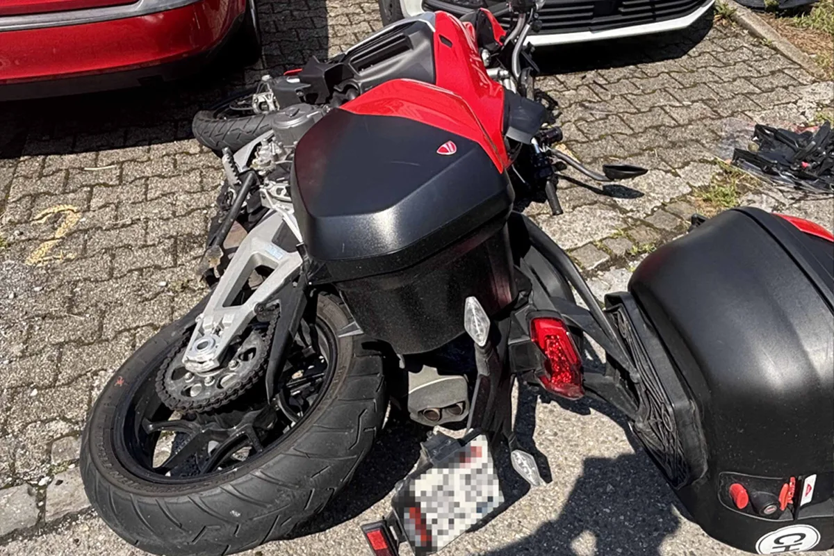 Bremgarten AG – Töfffahrer bei Kollision mit Auto verletzt