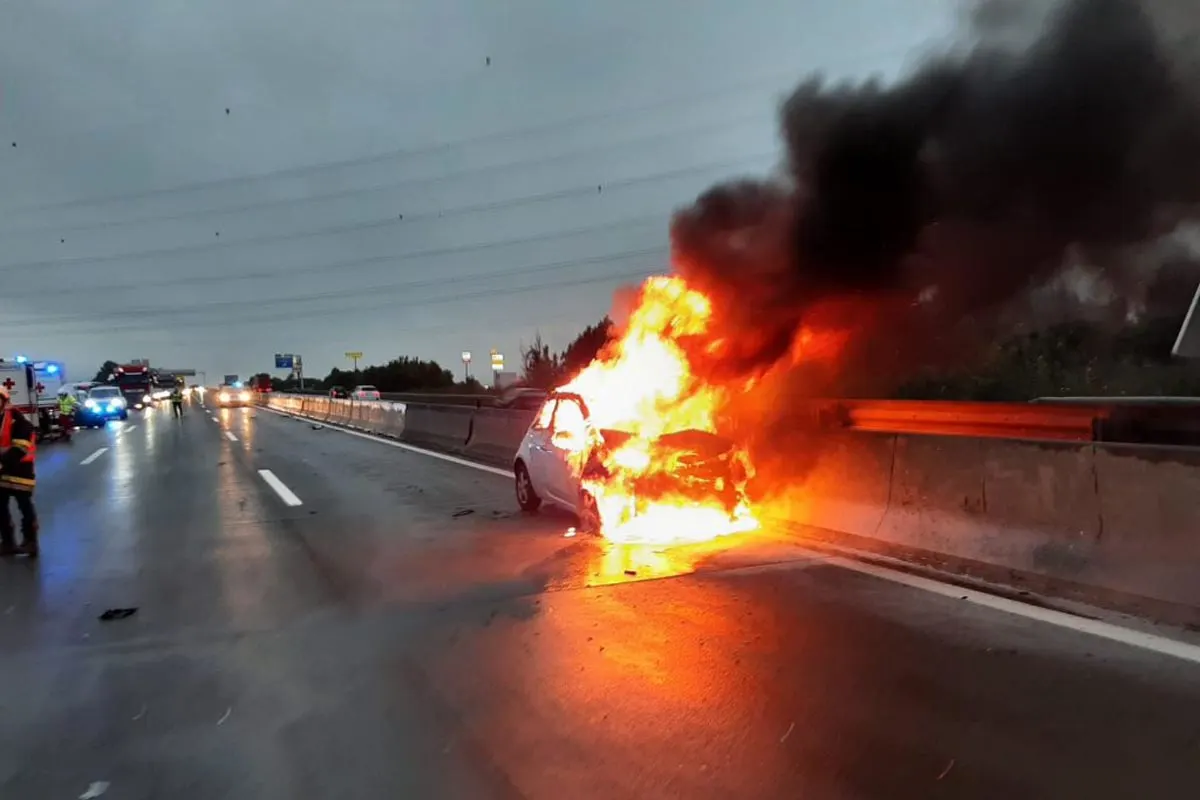 A1 Loosdorf - Auto nach heftigem Unfall ausgebrannt