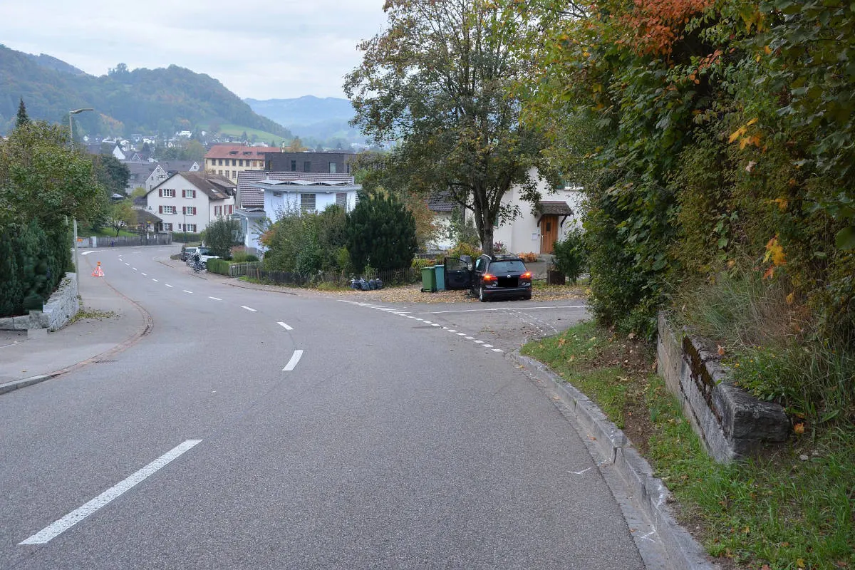 Sissach BL – 18-jähriger Lenker kracht mit Auto in Baum