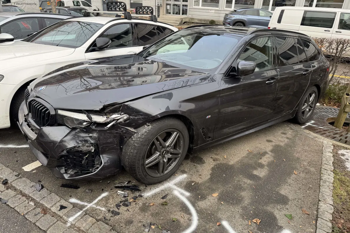 Unfall in St.Gallen – Lenkerin prallt gegen parkierte Autos 