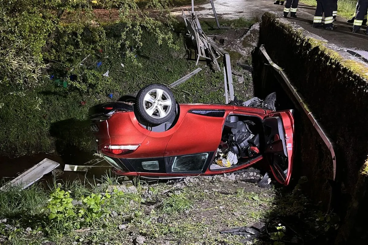 Solothurn - Auto landet bei Unfall im Bach 
