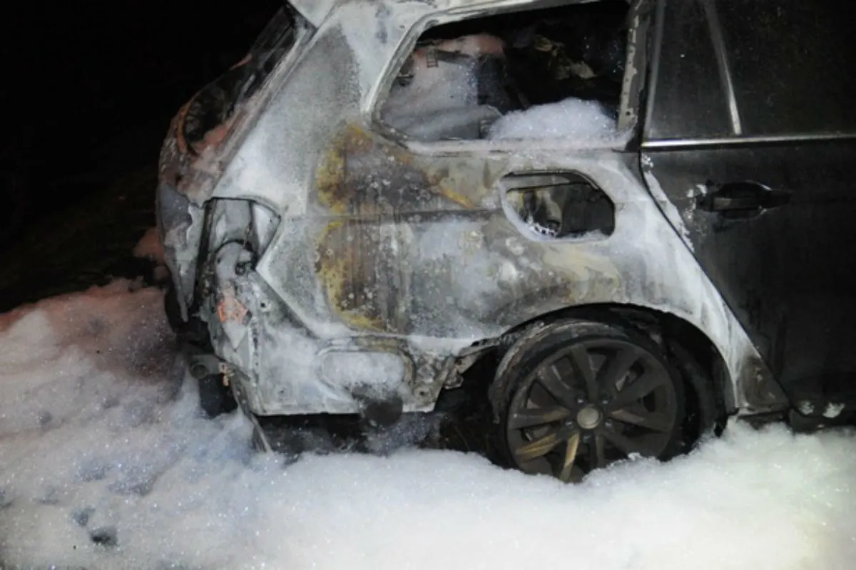 Brandstifter schlägt erneut zu - fünf Fahrzeuge beschädigt 