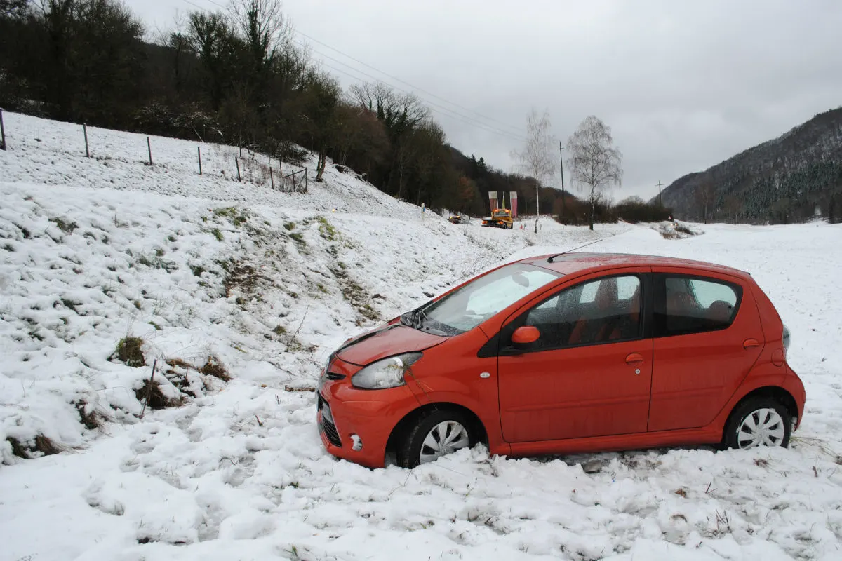 Osterfingen SH - Auto überschlägt sich bei Selbstunfall