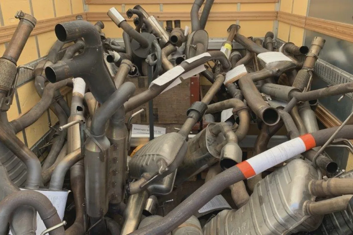 Kontrollen im Kanton Zürich - 85 Autos stillgelegt - rund 700 Kilogramm illegale Schalldämpferanlagen demontiert