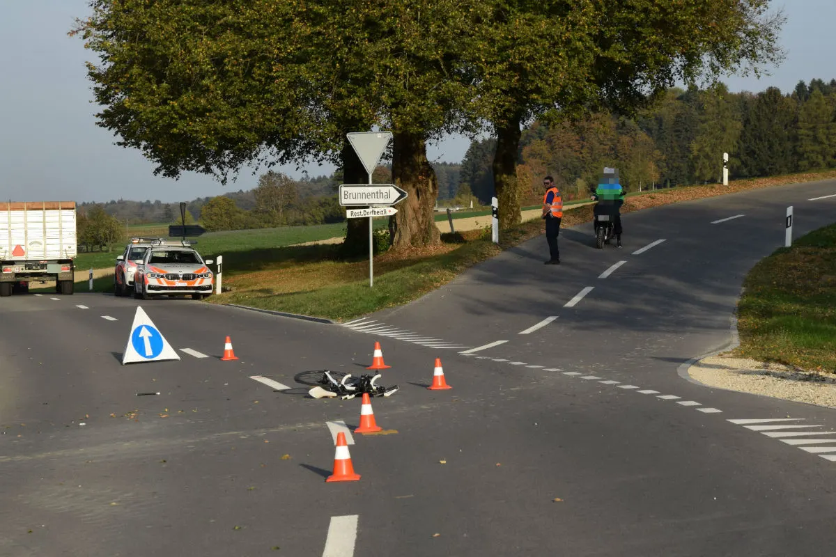 Messen SO - Autolenker kollidiert mit Fahrradfahrer – Rettungshelikopter im Einsatz