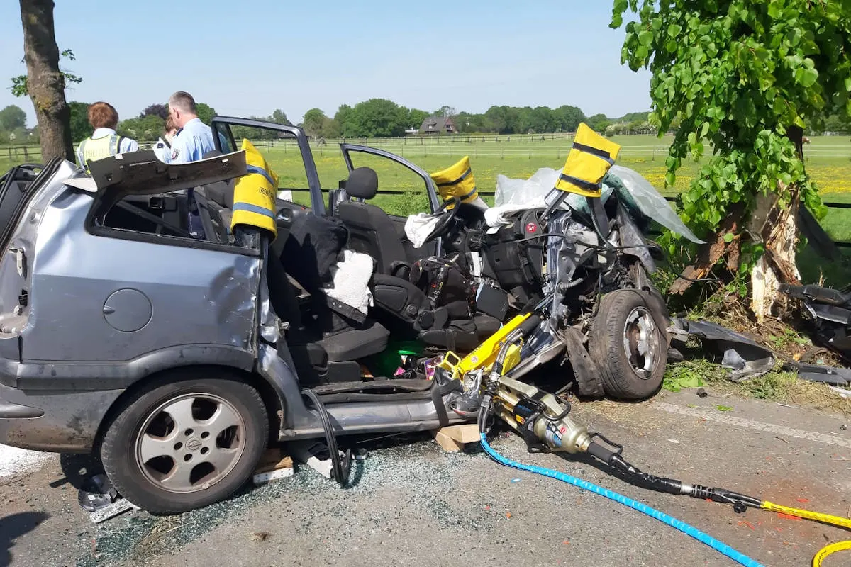 Voerde – Schwerer Verkehrsunfall auf der B8