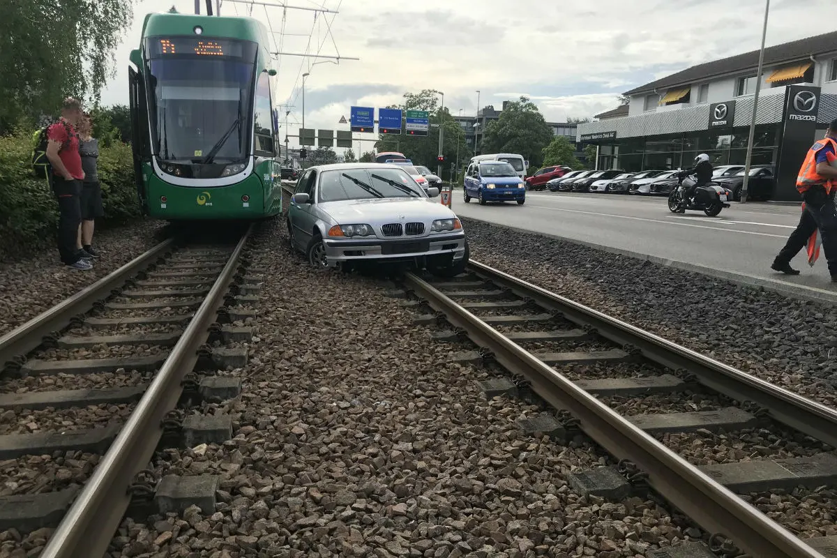 Muttenz BL - Personenwagen landet nach Selbstunfall auf Tramgeleisen