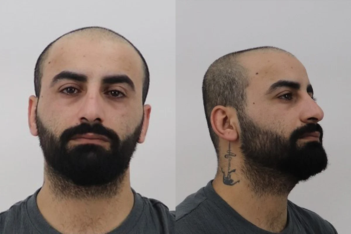 Zwei Seiten eines Mannes sind zu sehen: eine frontale und eine Profilansicht mit einem Tattoo am Hals.