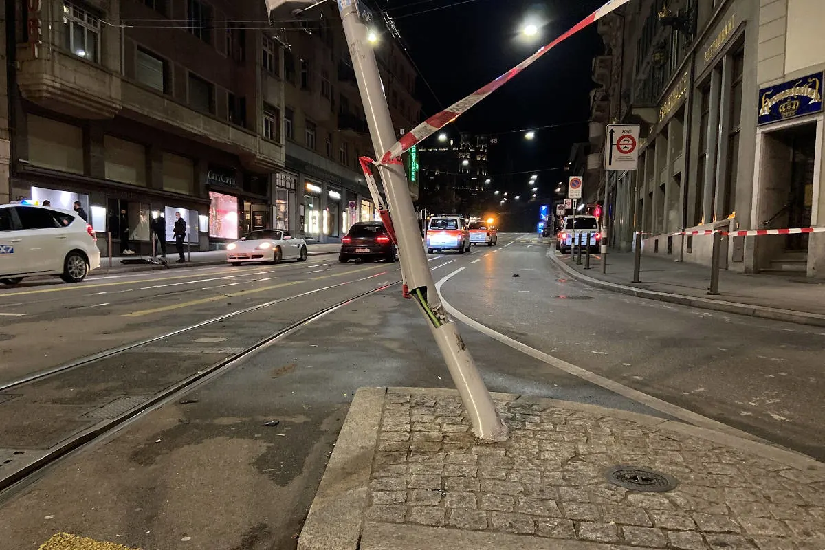 Zeugenaufruf Zürich – Mit Porsche Macan gegen Ampelanlage gekracht