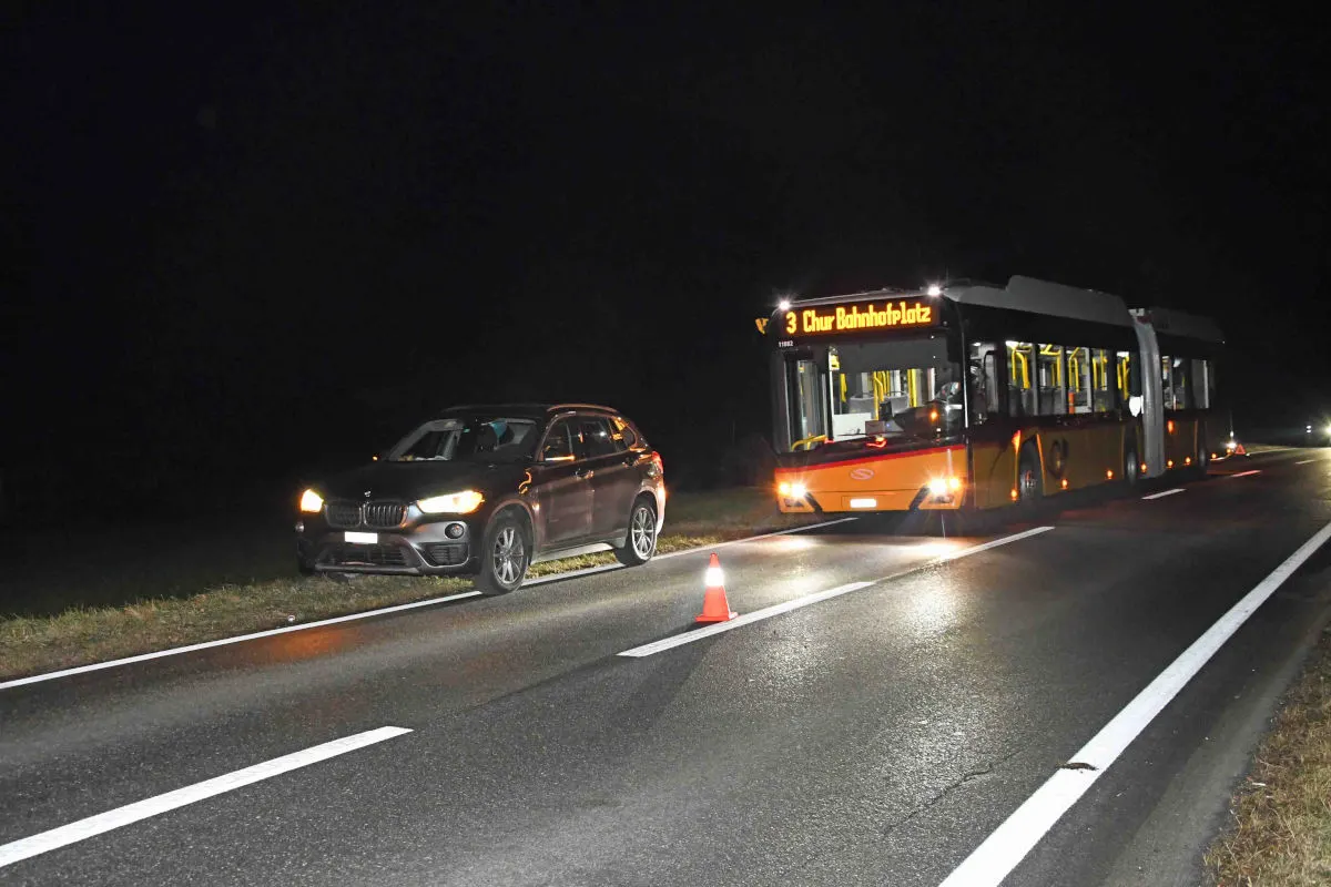 Chur GR – Bei Überholmanöver mit einem Postauto kollidiiert