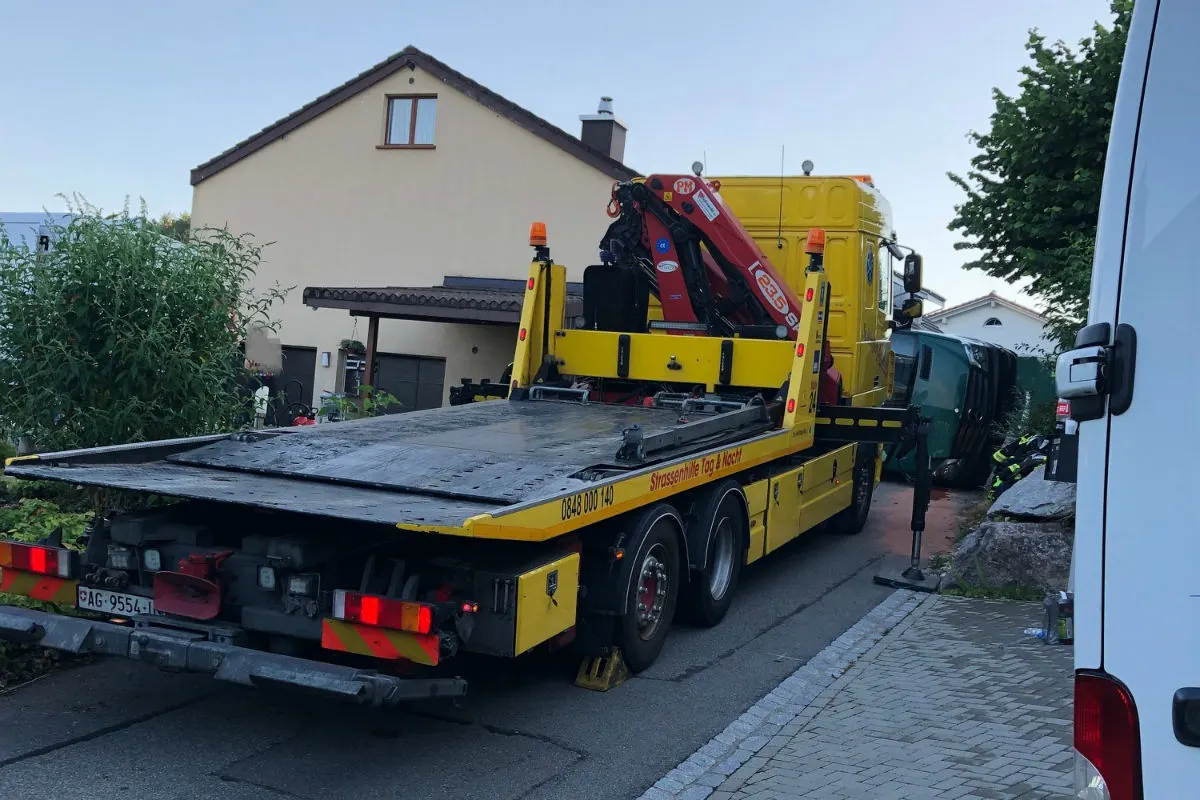 Uerkheim AG -  Unfall mit Todesfolge – 42-jähriger Mann unter Lieferwagen eingeklemmt