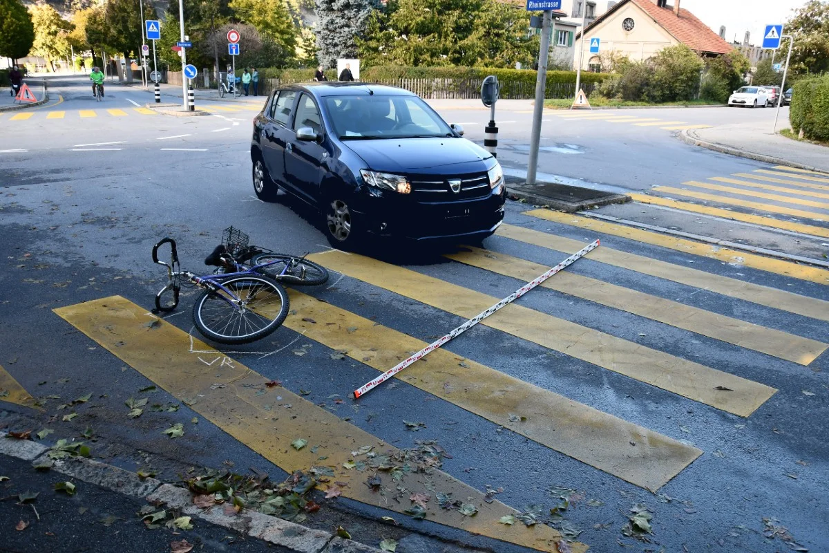 Unfall in Chur GR - Fahrradfahrerin verletzt sich nach Kollision mit Auto