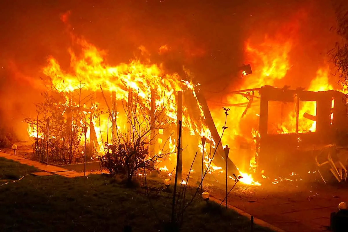 Feuerwehreinsatz in Witten - Gartenhaus brennt in voller Ausdehnung