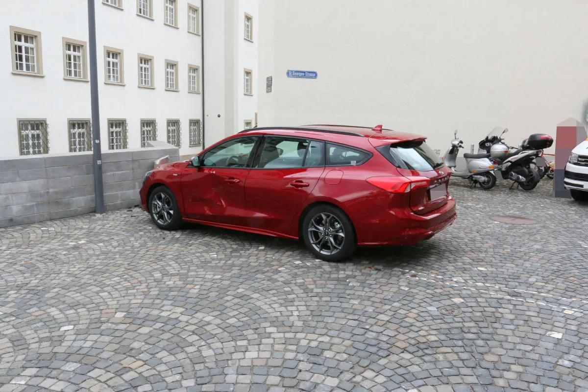 St.Gallen SG - Fahrzeug rollt Strasse hinunter