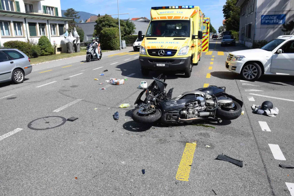 Grenchen SO - Rollerfahrer von abbiegendem Auto erfasst
