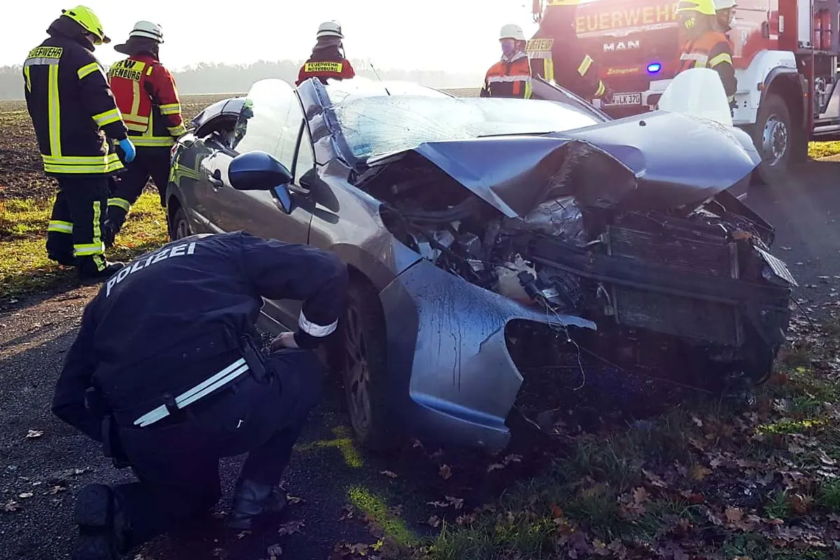 Heftiger Crash in Wittkopsbostel - Auto prallt nach einer Kurve frontal gegen einen Baum
