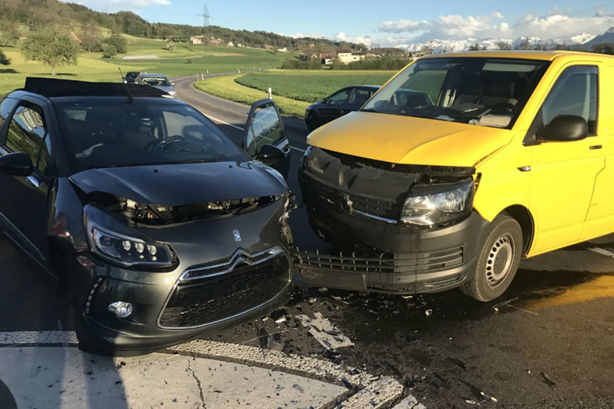 Schenkon LU - Lieferwagen prallt gegen Auto