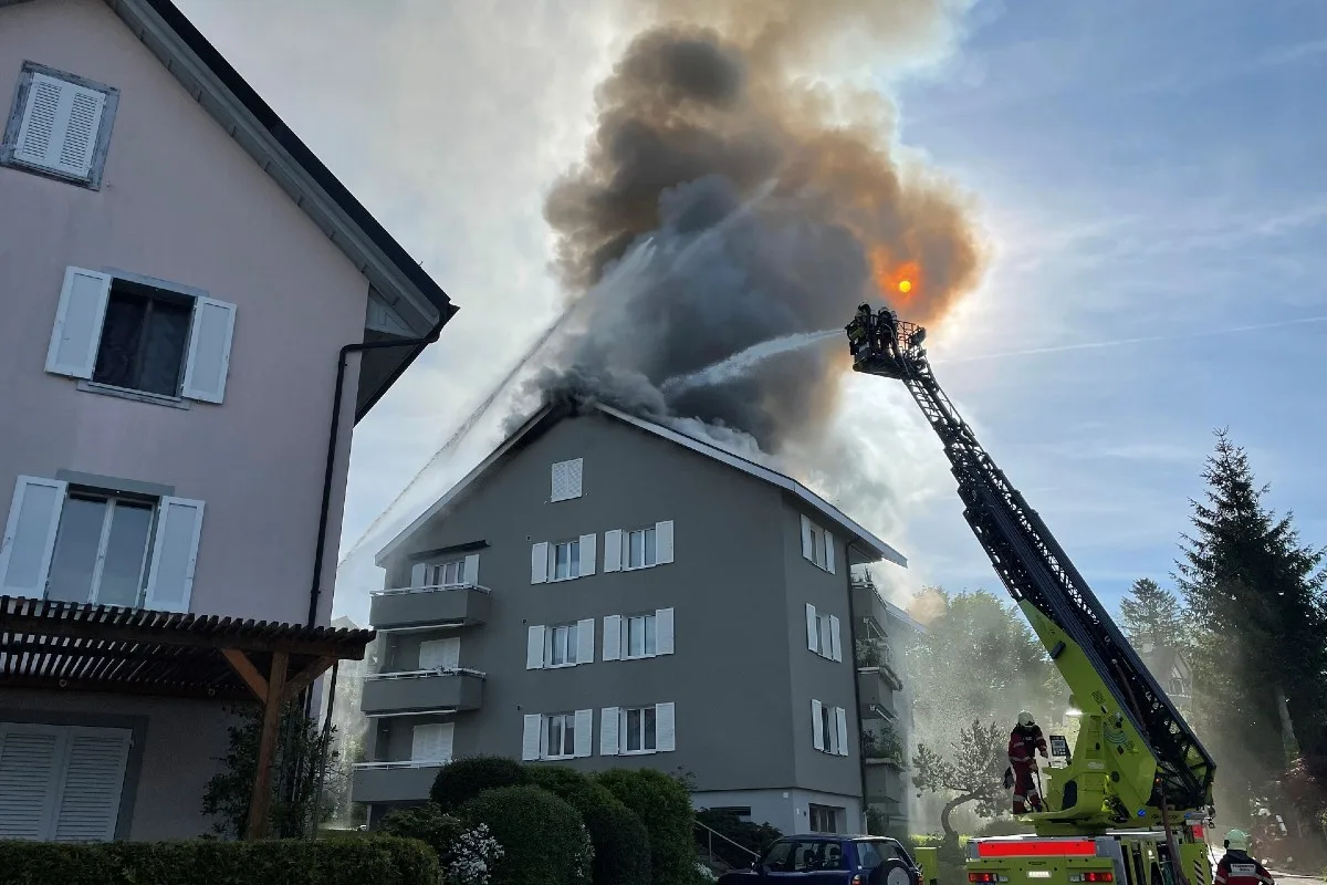 Aeugst am Albis ZH - Dachstock in Mehrfamilienhaus brennt