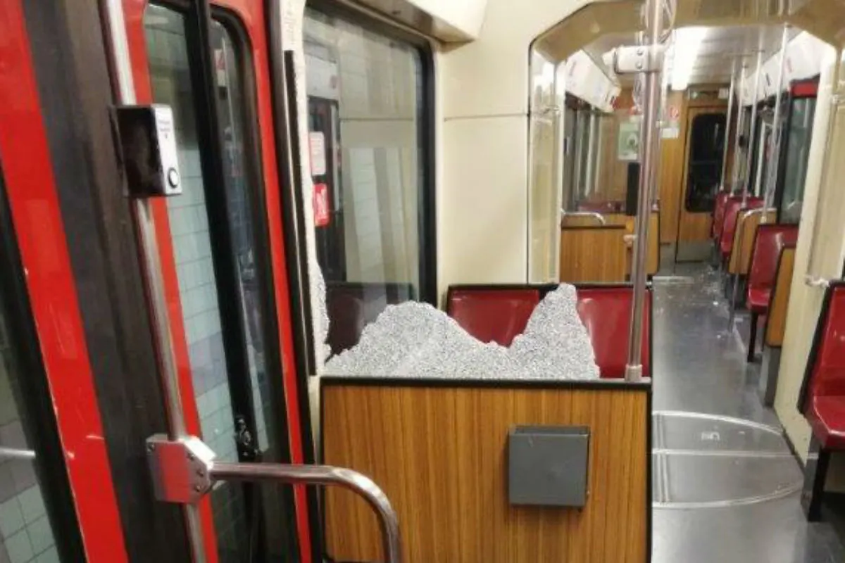 Duisburg - Altstadt - Neun Verletzte nach Notstopp der Straßenbahn!