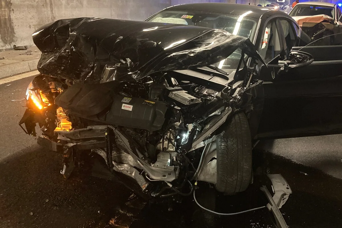 A3 in Obstalden GL - Totalschaden und Verkehrsbehinderungen nach Unfall 