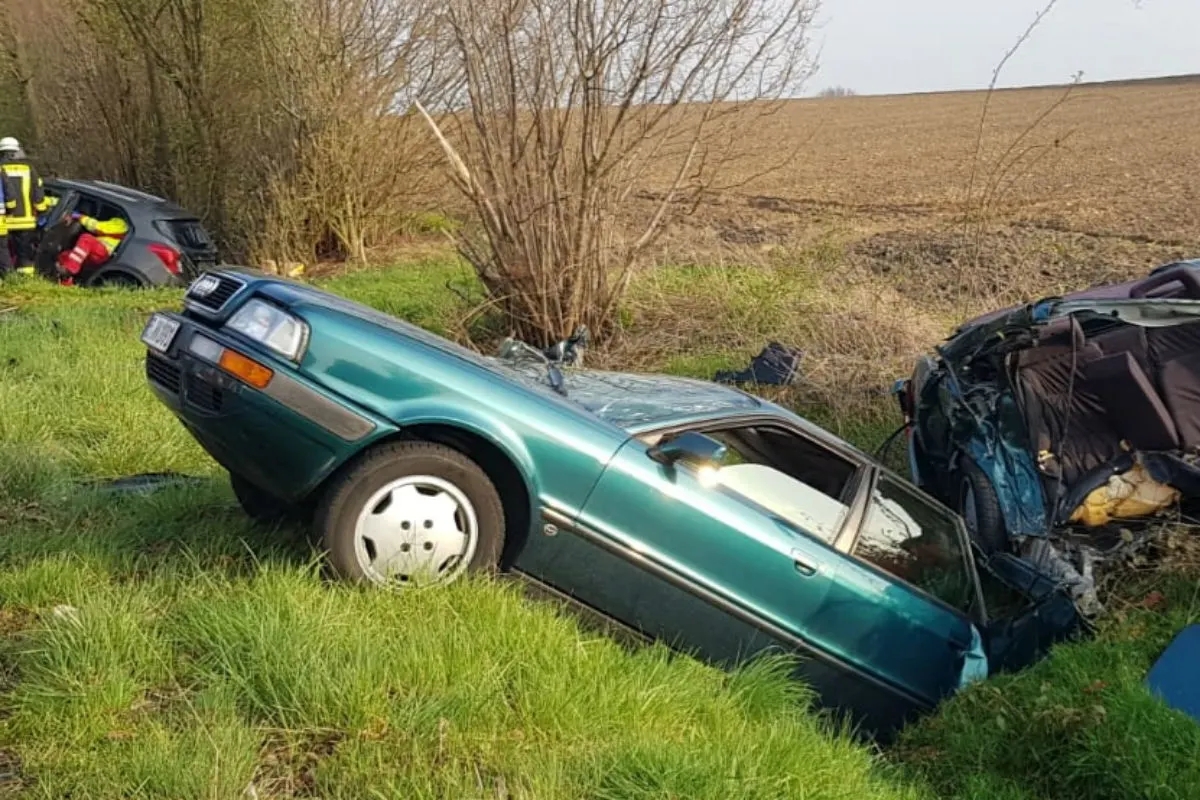 Audi in zwei Teile gerissen - zwei Personen verletzt