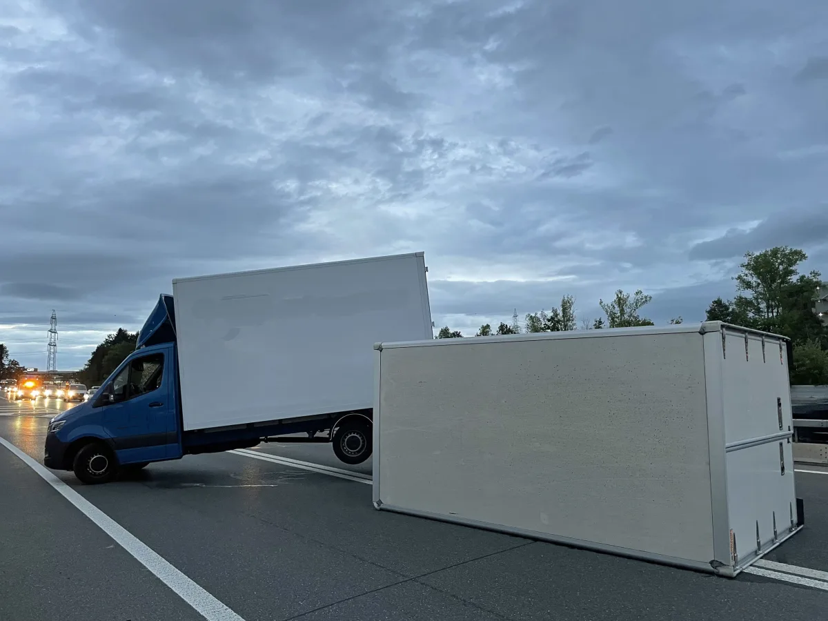 Rothenburg LU - Anhänger kippt um - Autobahn A2 kurzzeitig gesperrt
