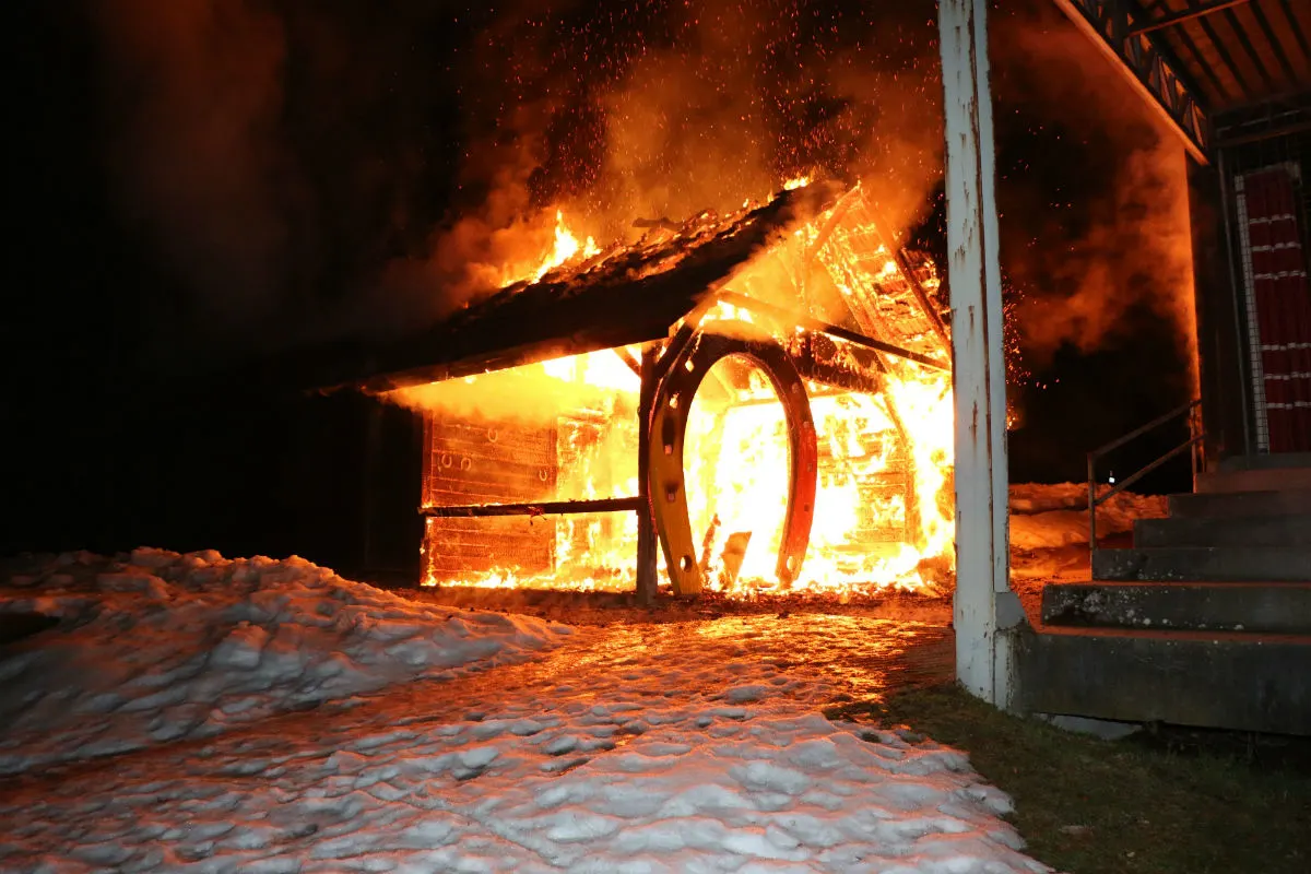 Wädenswil ZH - Holzbaracke vollständig niedergebrannt