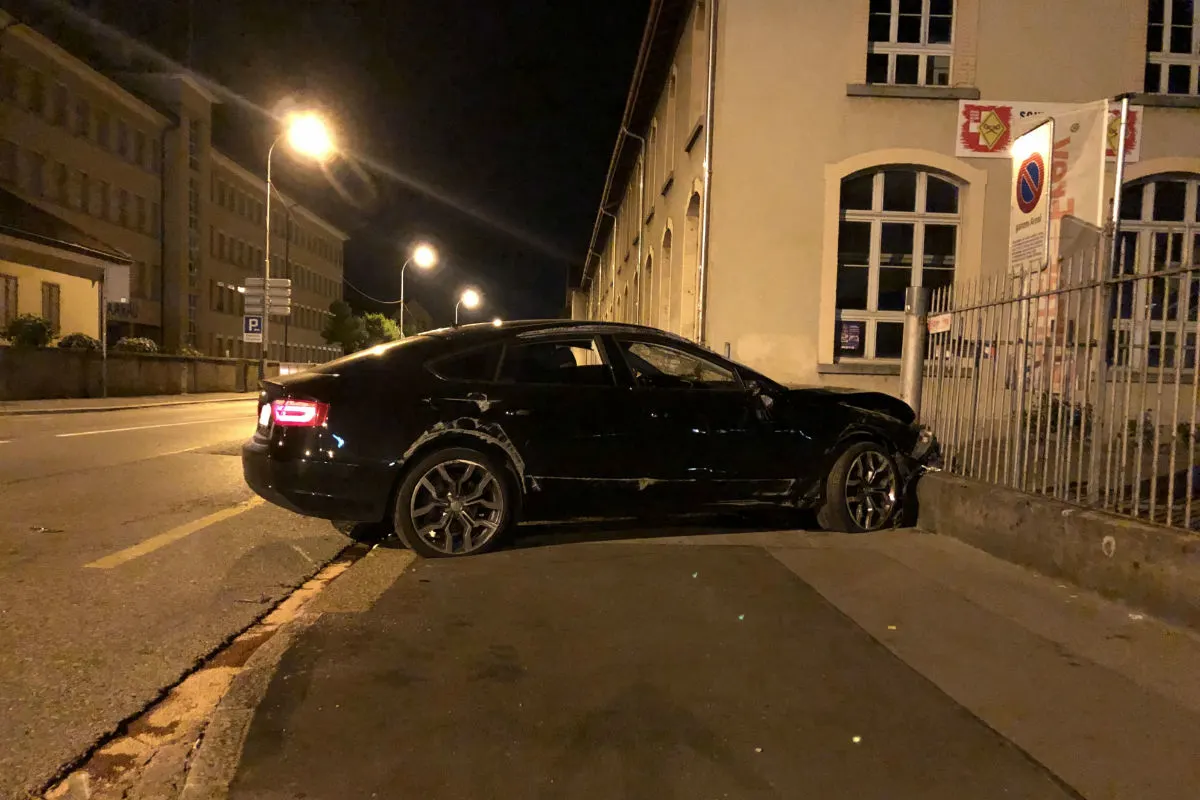 Aarau AG - 30-Jähriger rast im Audi vor der Polizei davon und baut Unfall!