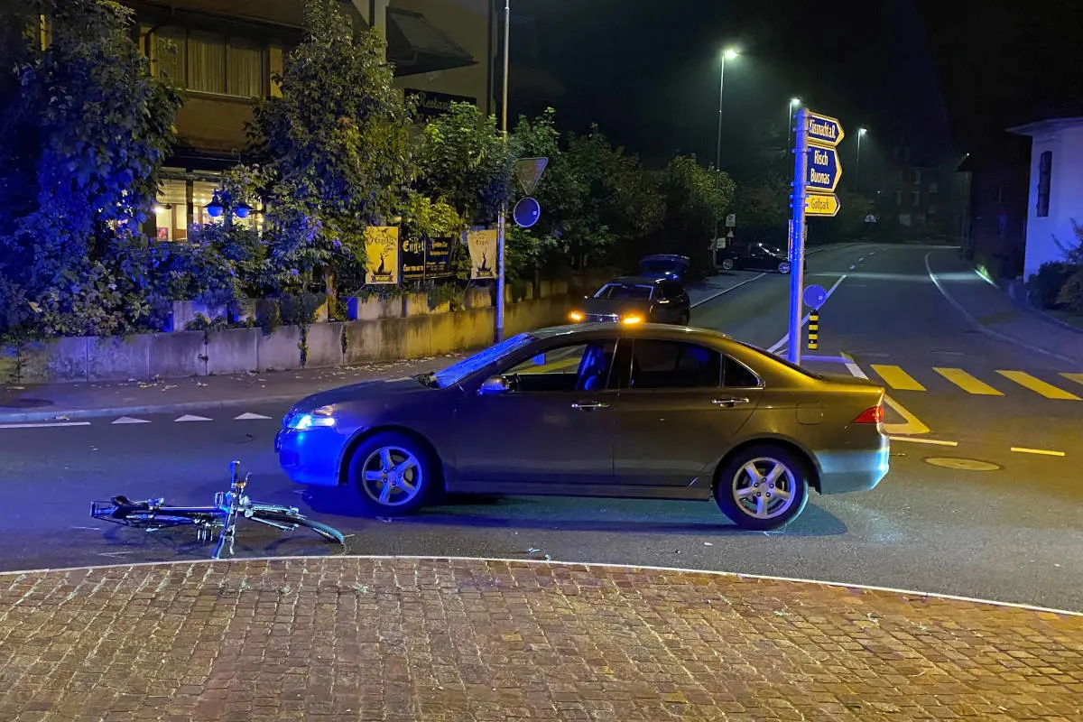 Risch Rotkreuz ZG – Velofahrer bei Kollision mit Auto verletzt