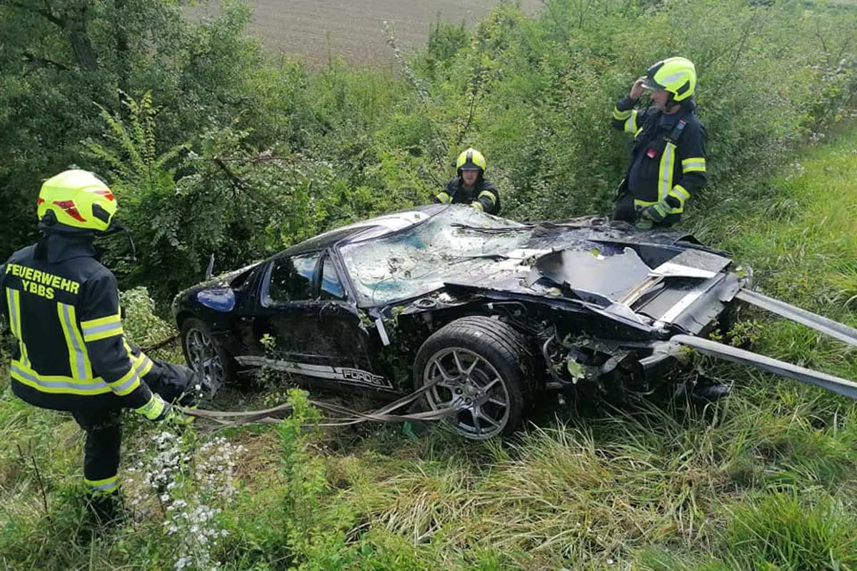 Ybbs an der Donau - Supersportwagen Ford GT zerschrottet