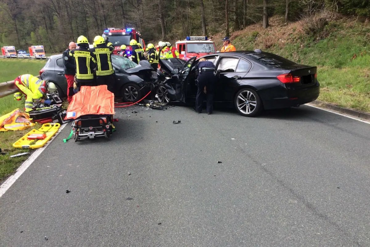 Schwerer Verkehrsunfall zwischen einem Opel und BMW