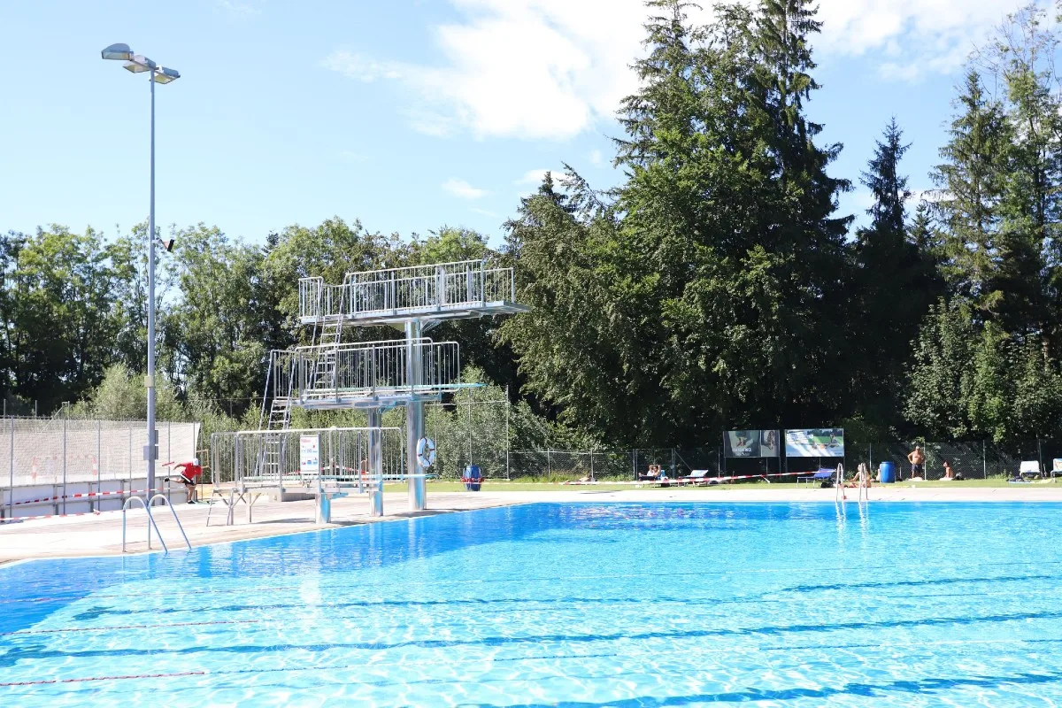 Drama in St.Galler Freibad - 9-jähriges Kind fliegt vom 5-Meter Springturm auf den Beckenrand und verletzt sich schwer