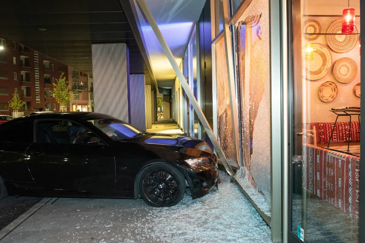 Unfall in Zürich – Spektakulärer Verkehrsunfall an der Lagerstrasse
