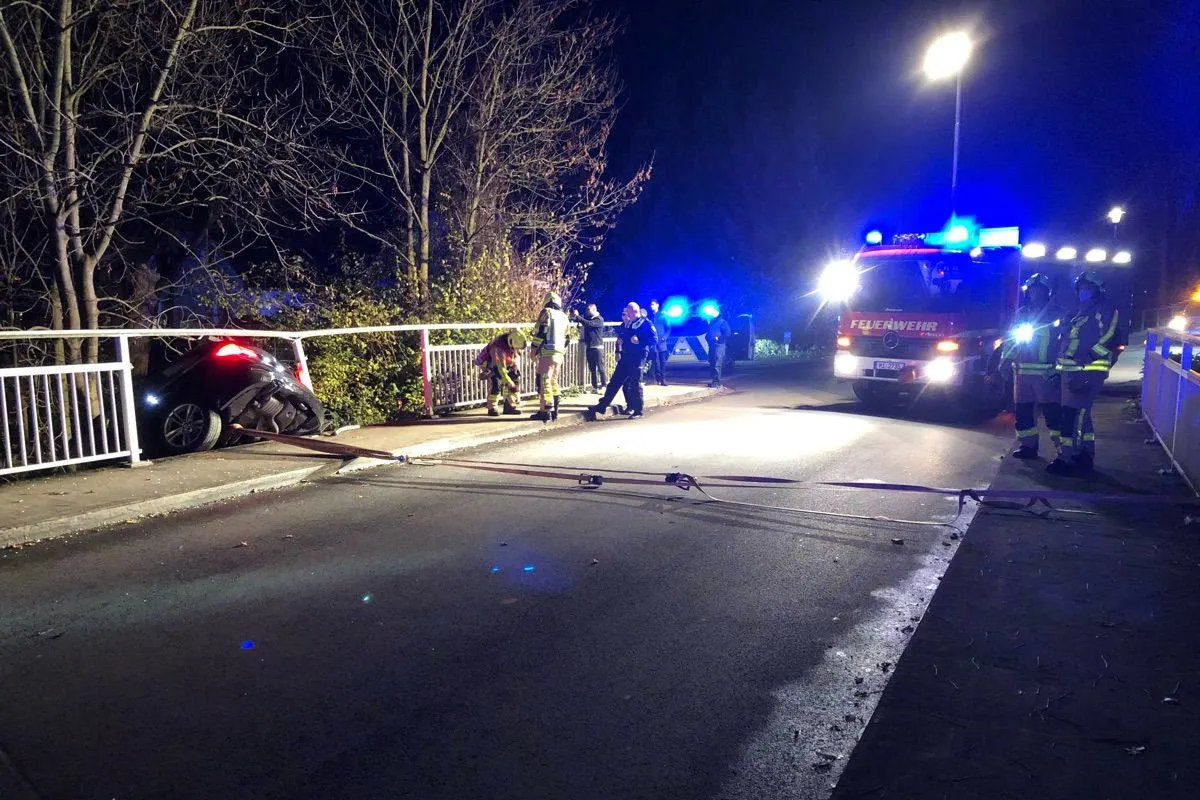 Bad Oeynhausen – Pkw durchbricht Brückengeländer und stürzt in den Bach