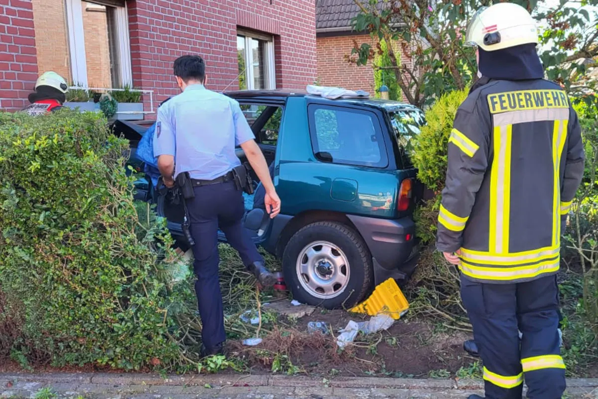 Kaarst – PKW gegen Hauswand, ein Verletzter