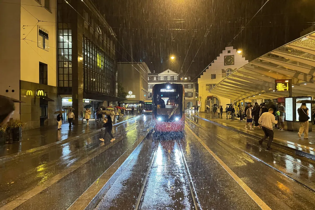 Stadt St. Gallen – Jugendliche rennen in fahrende Strassenbahn