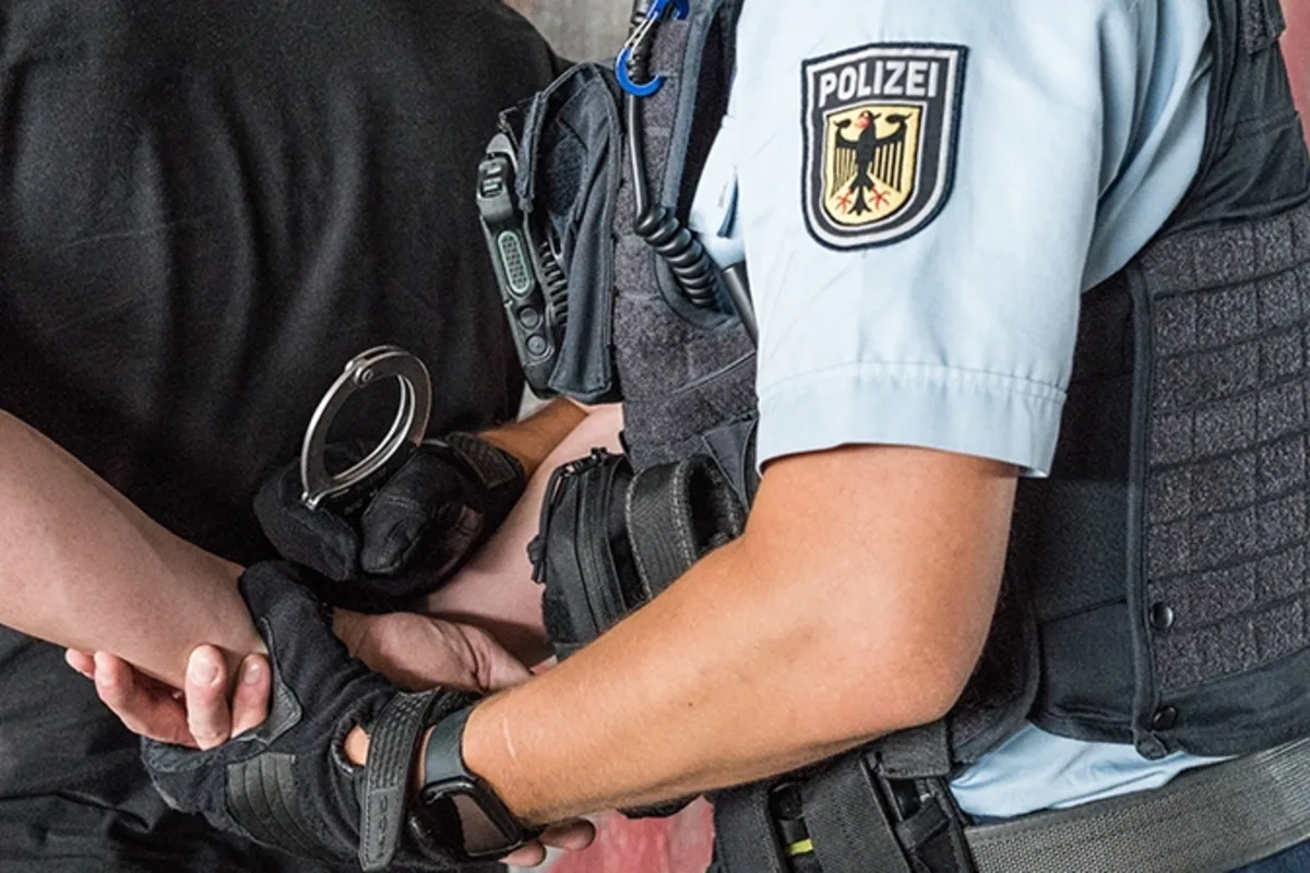 Hauptbahnhof Bremen – Mann läuft mit erigiertem und entblößtem Geschlechtsteil durch die Menschenmenge