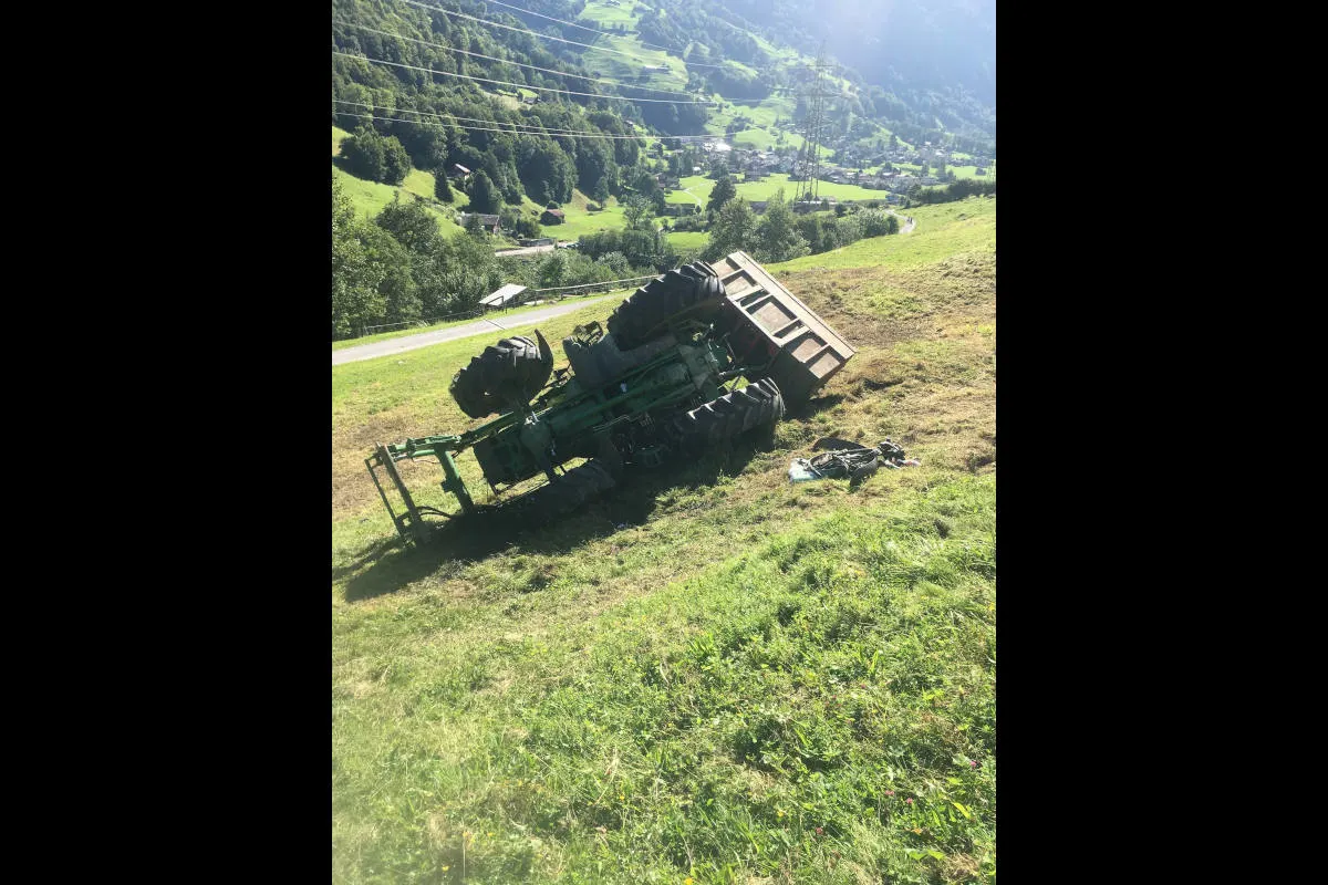 Heftiger Unfall Engi GL – Traktor kommt von Strasse ab 