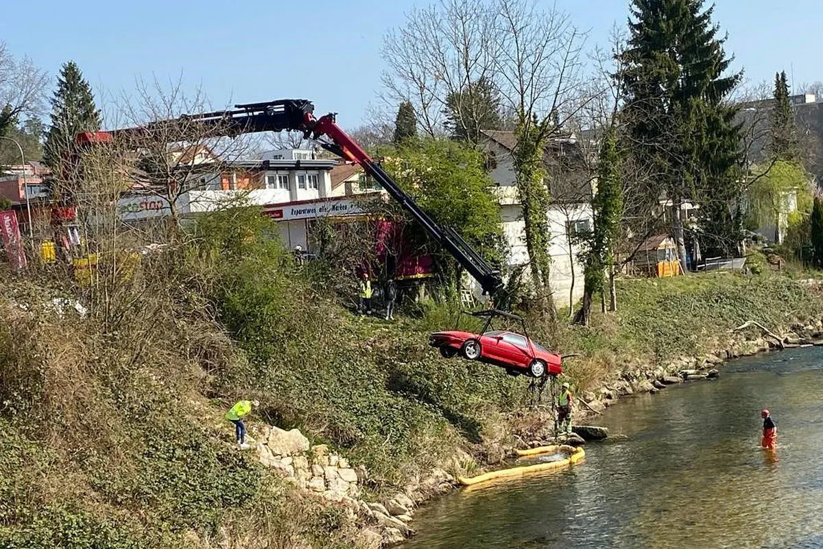 Laufen BL – Ungesicherter Personenwagen rollt in die Birs