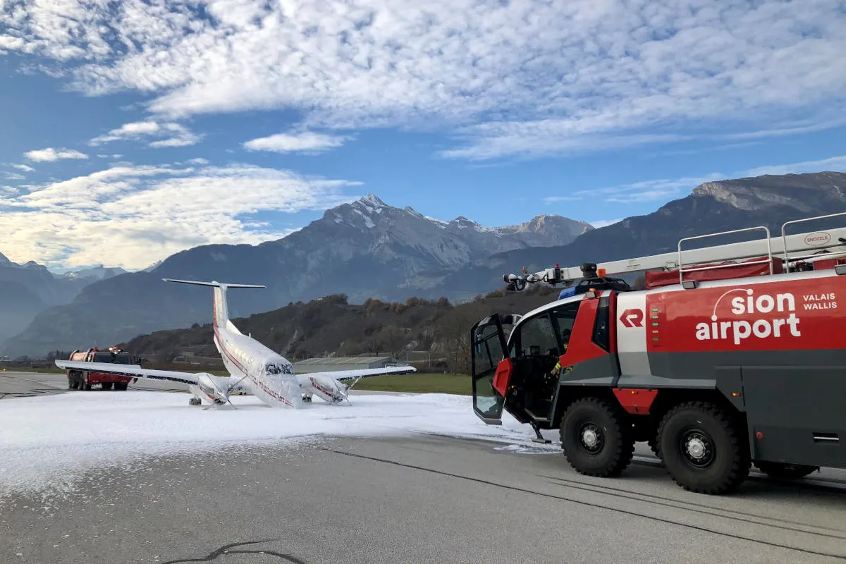 Notlandung in Sitten VS – Flugzeug landet mit defektem Fahrwerk
