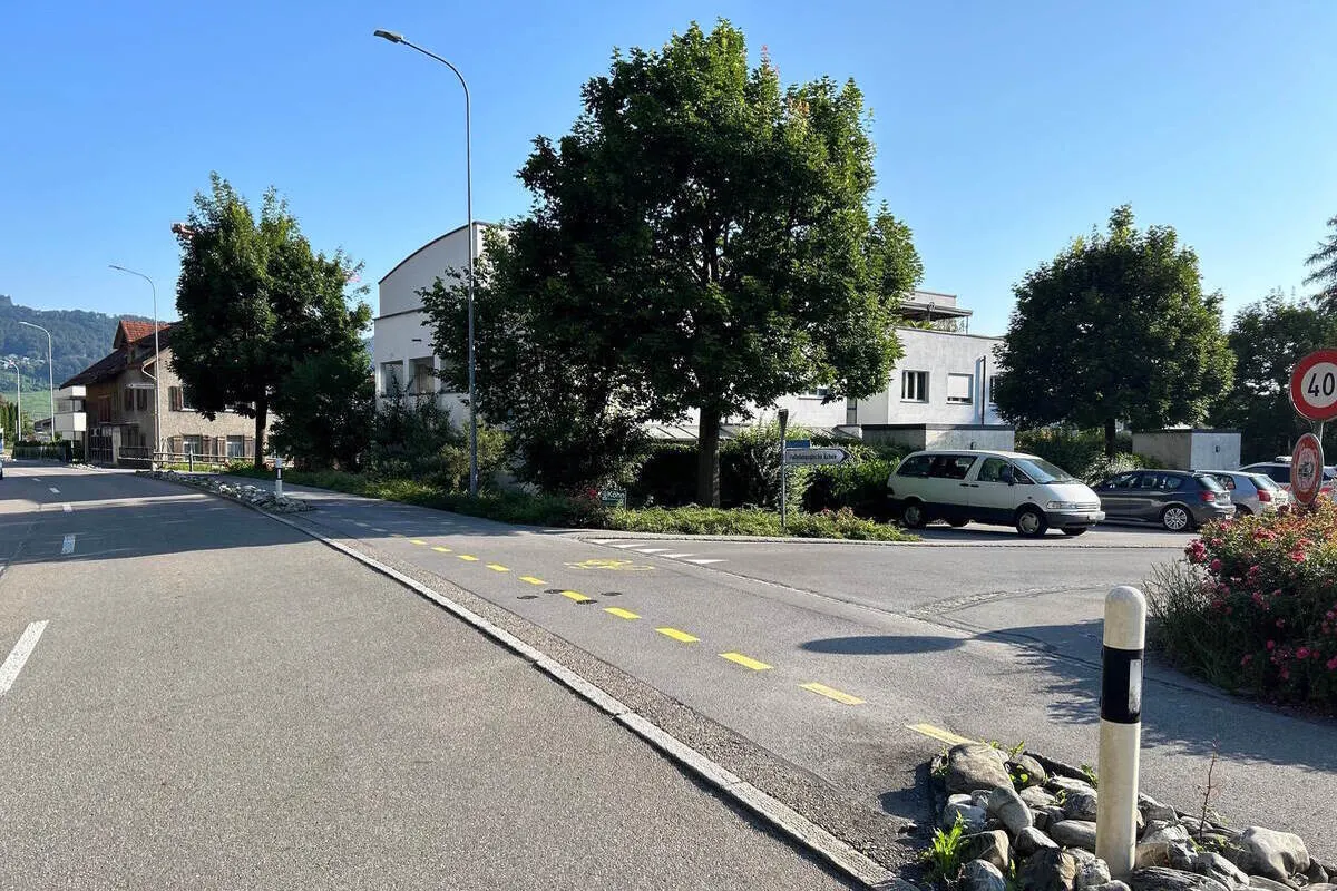 Heerbrugg SG - E-Biker rutscht bei Unfall über die Motorhaube eines Autos