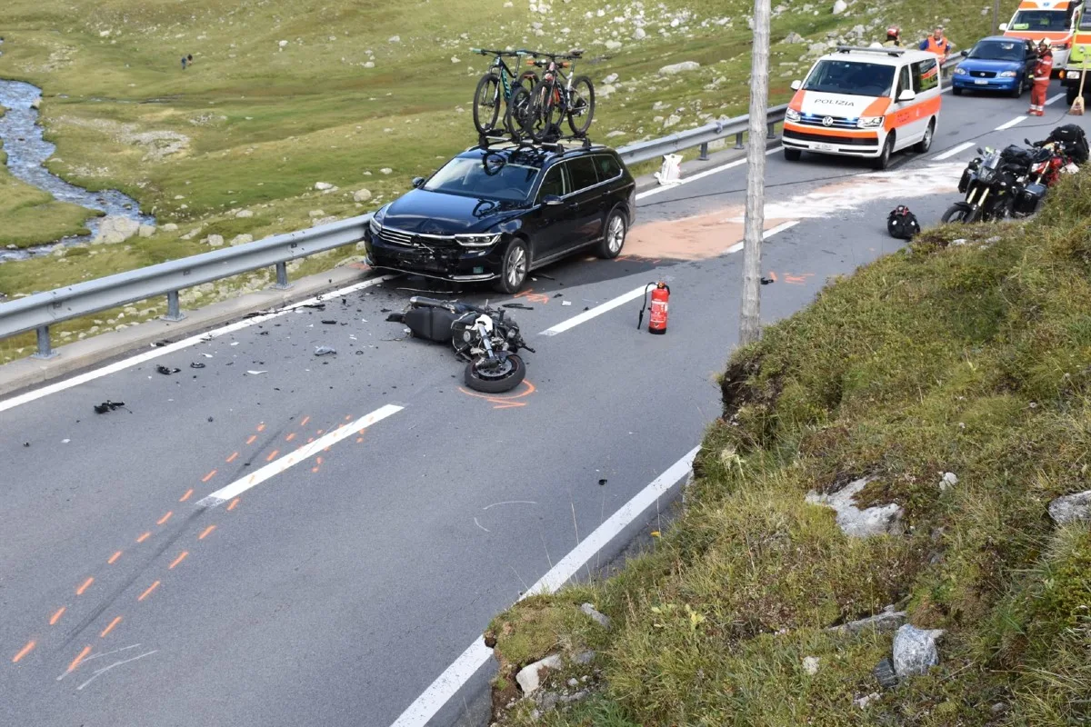 Susch GR - Schwere Frontalkollision auf dem Flüelapass - Töfffahrer schwer verletzt